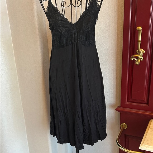 Black Lace Nightgown - Picture 6 of 9